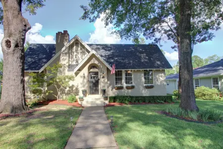 Walnut Manor - Be Our Guest – Ideal for Business Professionals and Families.