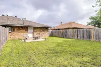 3 Mi to Dtwn: Waxahachie Townhome w/ Fire Pit