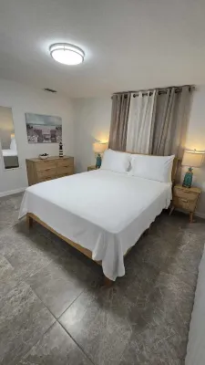 Charming 1-bedroom house, full kitchen, and washer-dryer machine in Port Richey. Hotels in Port Richey