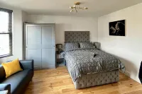 East London 1-Bed Apt Sleeps 2 with Parking