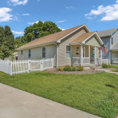 Kings Cottage 4 bed/3 full bath central Topeka