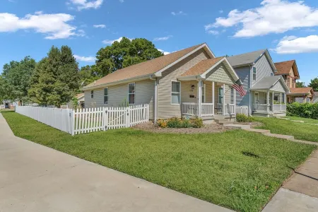 Kings Cottage 4 bed/3 full bath central Topeka Отели в г. Топика