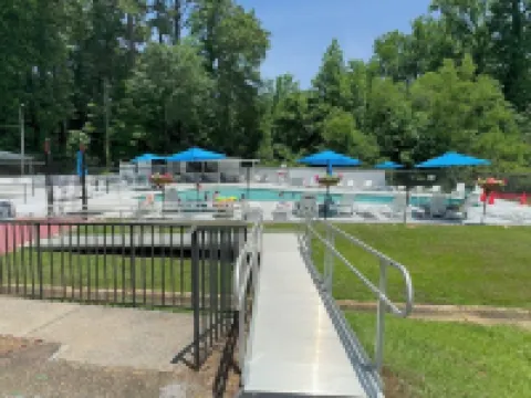 Peaceful Lake Access. Hotels in Northport