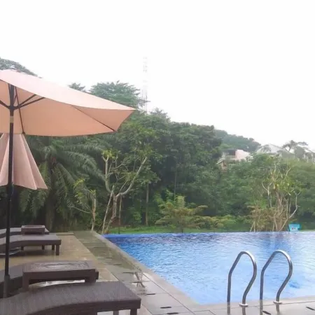 Comfort 1Br At Royal Heights Apartment