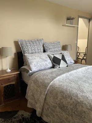 Cottage set in the grounds of a Chateau (countryside)