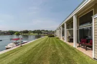 Beautiful Remodeled Luxury Waterfront Property- 3BR/2.5 bath-Sleeps 11!!!