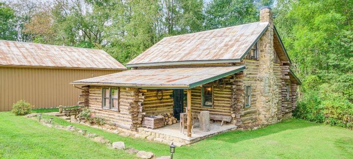 1800s Romantic Cabin! Fireplace and 3 Jacuzzi Tubs Hotels in Stark County