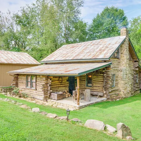1800s Romantic Cabin! Fireplace and 3 Jacuzzi Tubs