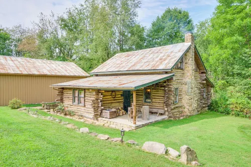 1800s Romantic Cabin! Fireplace and 3 Jacuzzi Tubs