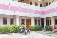 RedDoorz Near Pasar Pagi 2 by Cassana Hotels in Kejaksan Subdistrict