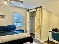 Sweet Retreat Cabin on 2acres of woods, 2miles from Lake Martin, pet friendly