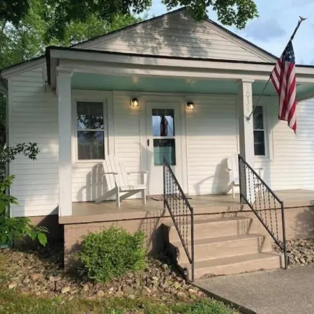 The Woodland Cottage charming 2 bedoom one bath with deck on back, covered front