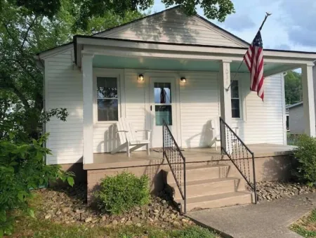 The Woodland Cottage charming 2 bedoom one bath with deck on back, covered front