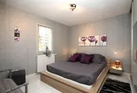 CHARMING VILLA IN SARLAT 4/8 pers, green and flowery setting, heated swimming pool Sarlat la canéda附近的飯店