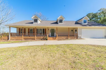 Modern Lakeside Retreat Отели в г. Юфола