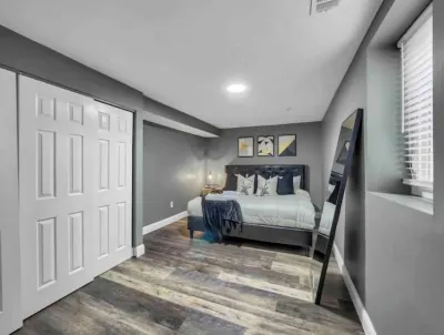 Lovely 2 bedroom condo 5 mins from downtown Hotels in Roxbury