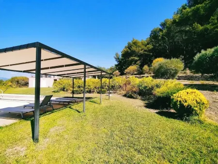 La Cadière, Villa 230m2 in a quiet area, superb panoramic view, infinity pool