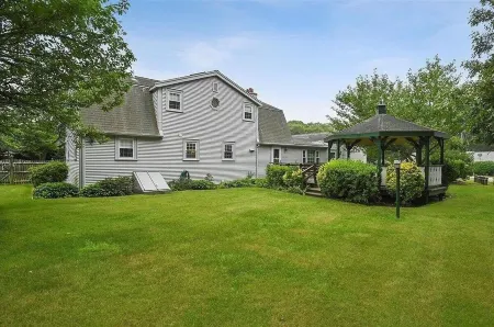 Cozy Family-Friendly CAPE COD Escape with King bed and Beach Pass