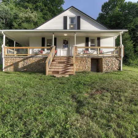 Charming 4-bedroom farmhouse in Shady Valley, TN with breathtaking view