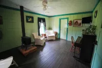 Old Fashioned 1930s Country Cottage Retreat in Plantersville - Near TX Ren Fest