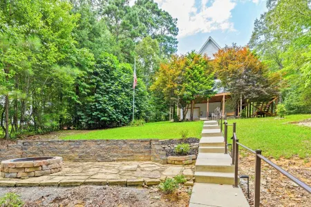 Relaxing 4-Bedroom Cottage on Smith Lake Отели в г. Арли