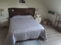 Maison Bretonne Avec Grand Jardin Proche des Plages et Surf. Animaux Acceptés فنادق في Ploneour-Lanvern