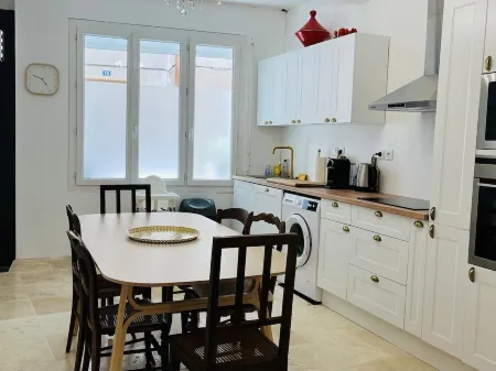 Maison de village Standing avec Patio idéale pour les familles Отели в г. Сижан