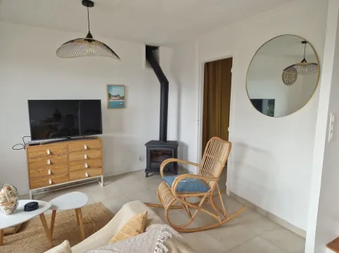 Maison Ti Laouen Entre Bourg et Plage au Calme Avec 3 Chambres et du Jardin Hotels in Plouhinec