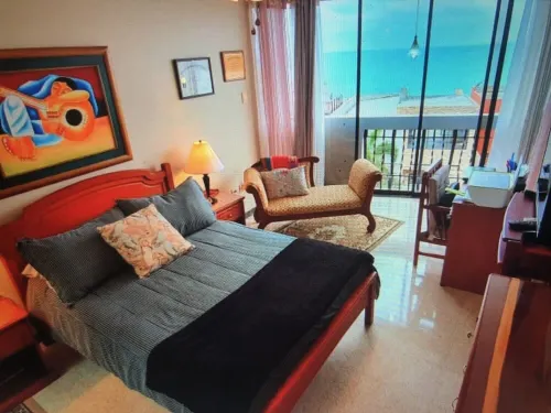 Best location in Salinas, beachfront location near to bars and restaurants.