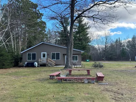 Spacious 3-Bedroom Cabin on Beautiful Blueberry Lake
