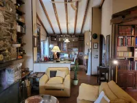 Villa Carla in Murlo, 300sqm detached villa with garden veranda and swimming pool. Hotels in Murlo