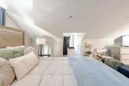 Chic 1-bedroom apartment in fabulous Fayetteville with AC, WiFi