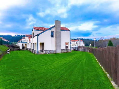 Large house with garden next to beaches and mountains Отели рядом с достопримечательностью «Royal Ordnance Factory Museum of La Cavada»