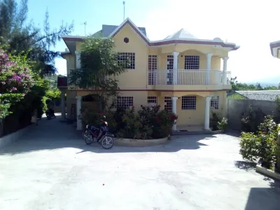 Souvenir House: 4br, Wifi, TV, AC, 24h elect, Fridge... Hotels in 