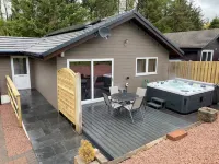 Woodview lodge with 6 seater private Hottub