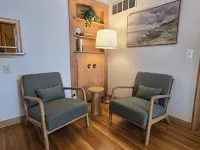 Comfy 2-Bedroom Apartment Near Downtown