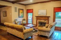 The Sage Suite - Private Studio w/ Ensuite Bath in Historic Downtown Home Hotels in Clinton