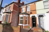 Entire one bedroom ground floor flat. 5 minutes to town centre and train station