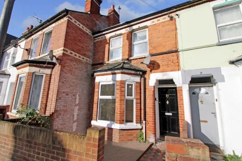 Entire one bedroom ground floor flat. 5 minutes to town centre and train station