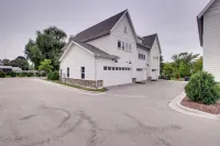 Riverfront Sheboygan Townhome w/ Grill! Hotels in Sheboygan