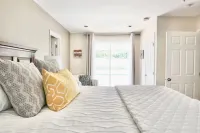 Charming Craftsman Retreat: 3BR Home w/ Pool & Jacuzzi – Your Perfect Getaway! فنادق في Bonita