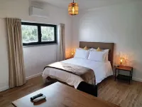 Room with private bathroom and balcony at Casa das Vinhas in Sesimbra