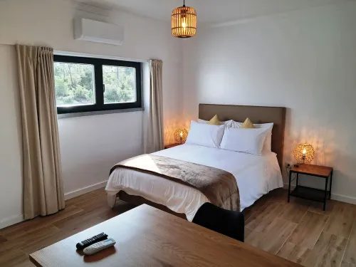 Room with private bathroom and balcony at Casa das Vinhas in Sesimbra