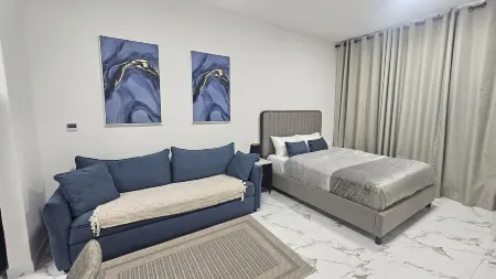 Chic studio with AC, fitness room, swimming pool, open sea in marvelous Al Hamra