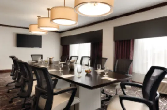 DoubleTree by Hilton Hotel Milwaukee - Brookfield