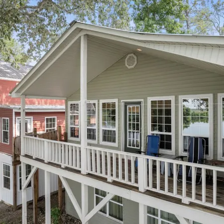 Charming 3-bedroom Tennessee River cabin with WiFi, AC & dock near Savannah, TN
