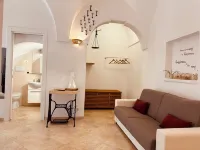 Historic Cassiopea house, close to the historic center with parking space