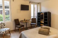 Charming modern apartment in a quiet Provencal house in Eyragues Alpilles Hotels in Eyragues