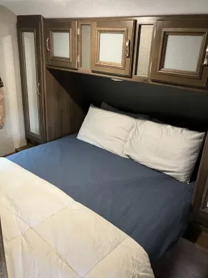 RV in charming Forks with WiFi, AC. Happy travel and 1 block from Bella’s house! Hotel in zona La Push Beach