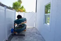 Spacious 4-bedroom house with WiFi, outdoor oasis in beautiful Redington Beach Hotel a Redington Beach